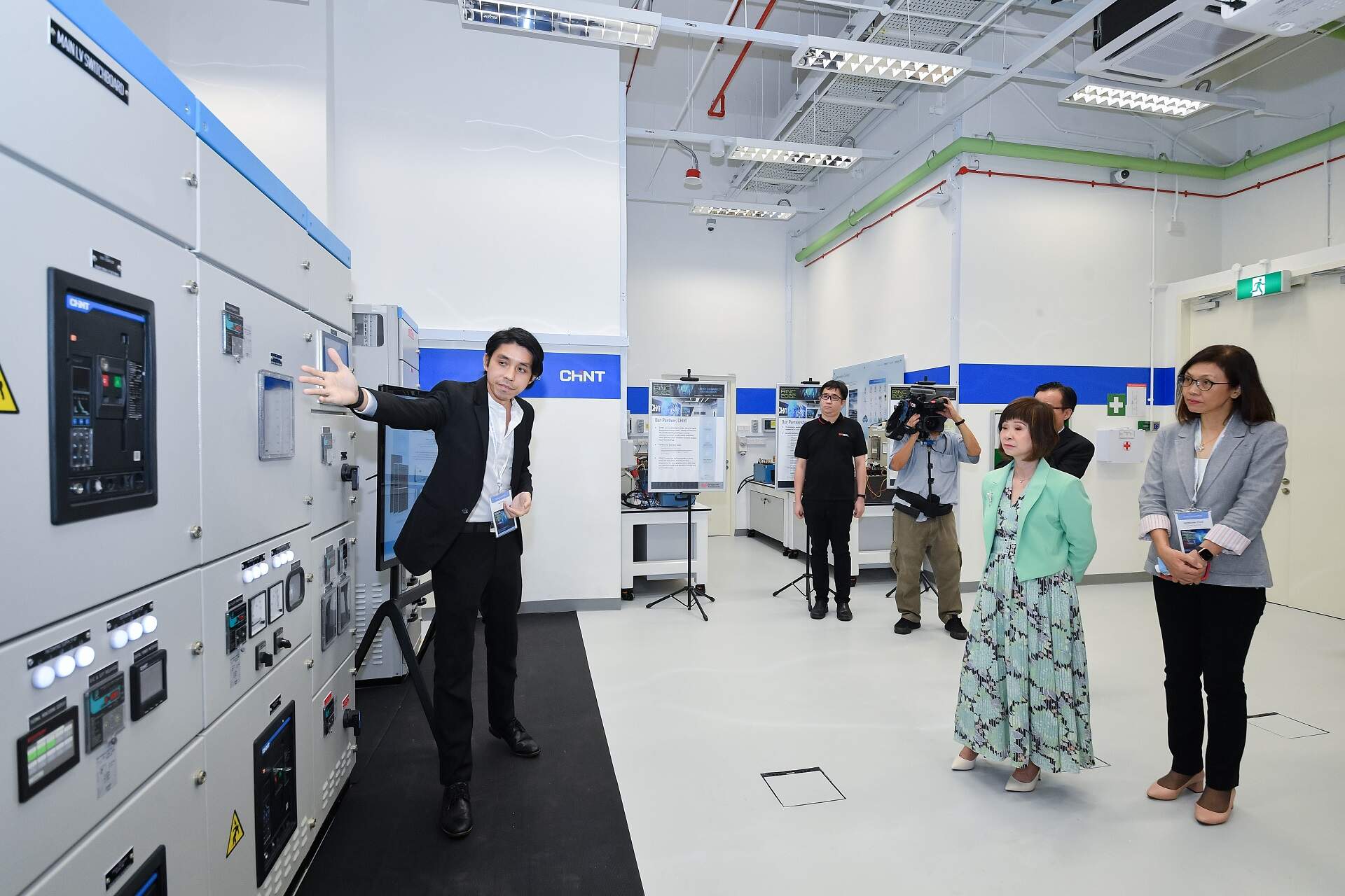 CHINT Global Regional Applications Marketing Manager, Paul Lee, introducing the Sunlight Electrical Series Forti Compact Switchgear to Dr. Amy Khor, Senior Minister of State for Sustainaability and the Enrivonment during the opening of SP-CHINT Smart Electrical Power Training Laboratory  during the Regional Industrial Network Conference (RINC) 